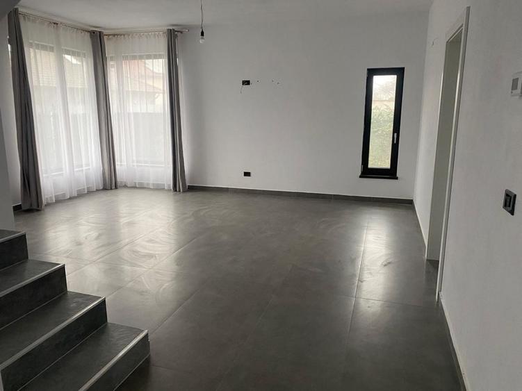 Casă cu 4 camere cu Teren 950 Mp în Exterior Vest