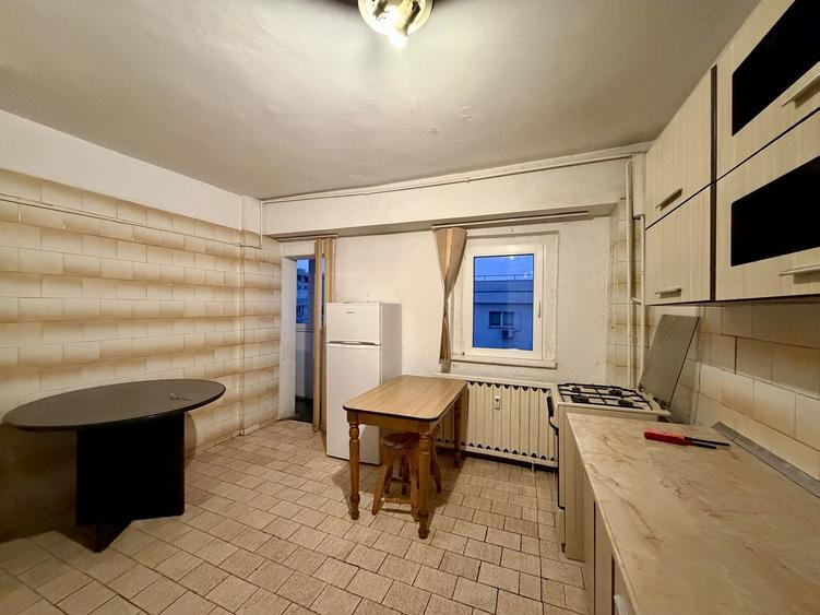 Apartament cu 3 camere semidecomandat în Aviației