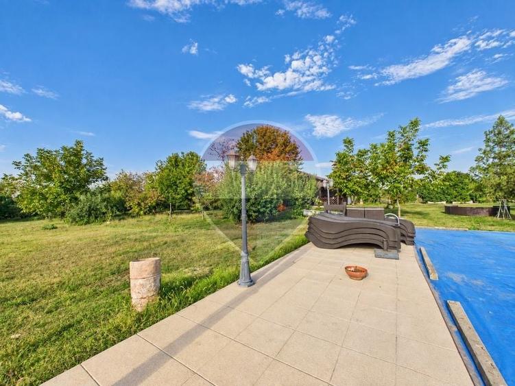 Casă individuală cu 6 camere cu Teren 7320 Mp în Curcani