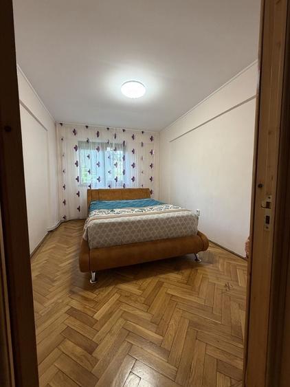Apartament cu 4 camere semidecomandat în Central