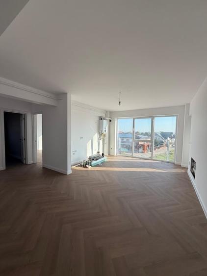 Apartament cu 3 camere decomandat în Est