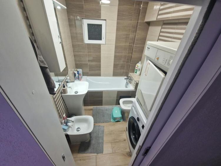 Apartament cu 4 camere decomandat în Micro 17