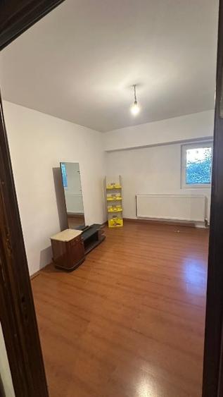 Apartament cu 3 camere nedecomandat în Sud-Est