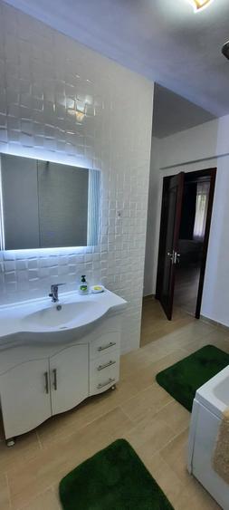 Apartament cu 4 camere decomandat în Cioplea
