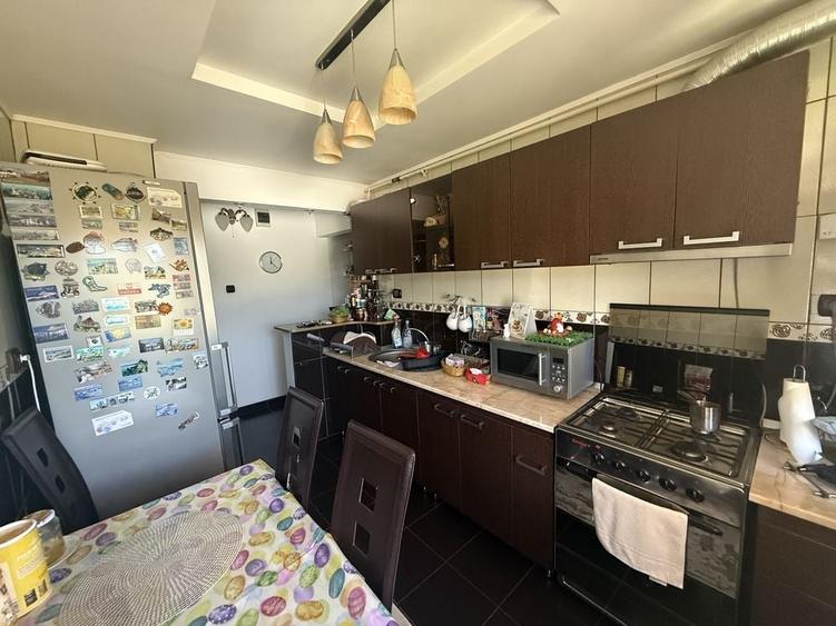 Apartament cu 3 camere decomandat în Central