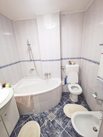 Apartament cu 4 camere decomandat în Libertății