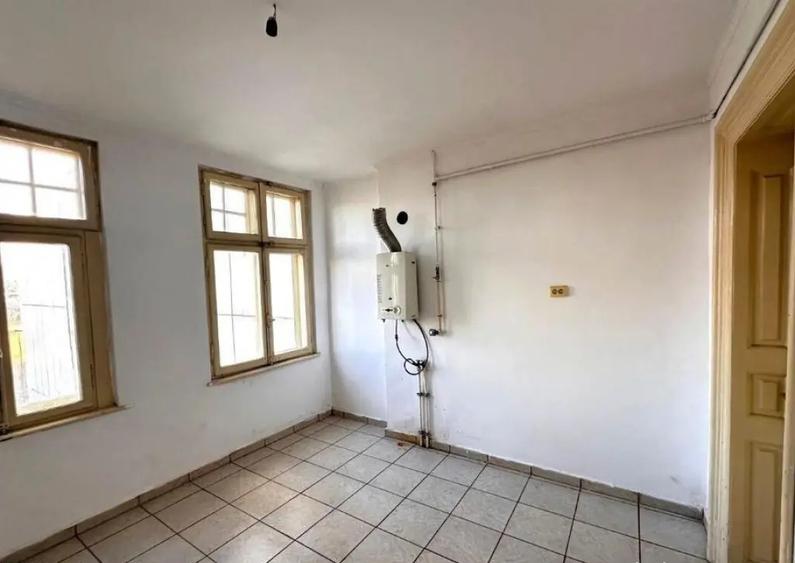 Apartament cu 6 camere decomandat în Moșilor