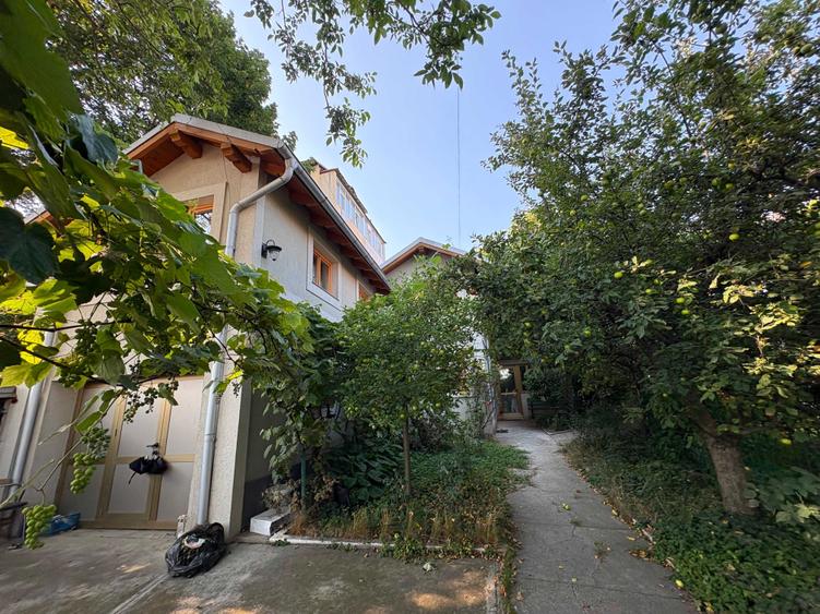 Casă cu 4 camere în Central