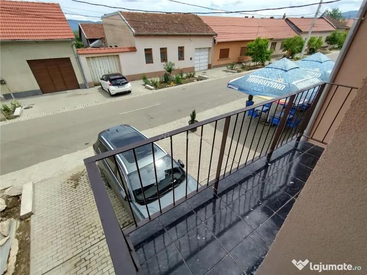 Apartament cu 3 camere decomandat în Bozovici