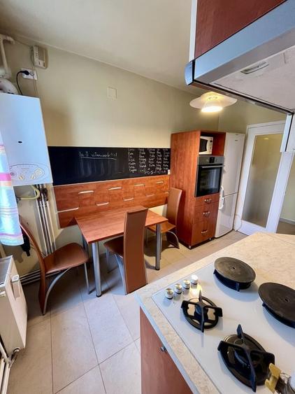 Apartament cu 3 camere decomandat în Tudor
