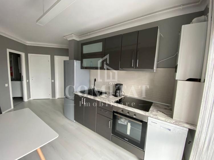 Apartament cu 3 camere semidecomandat, mobilat în Bulgaria