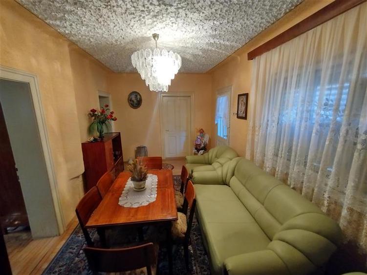 Casă individuală cu 7 camere cu Canalizare în Vest