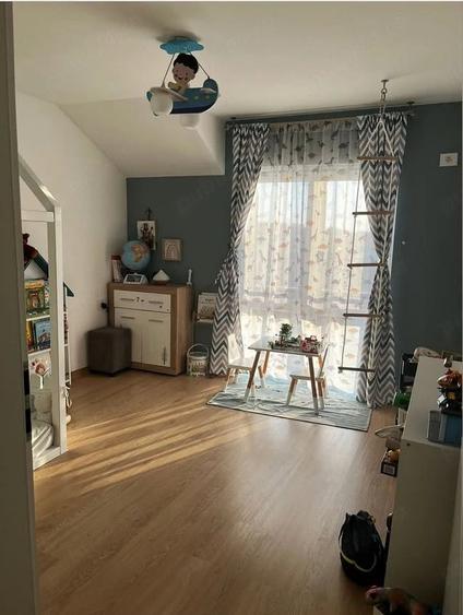 Apartament cu 4 camere semidecomandat în Telegrafului