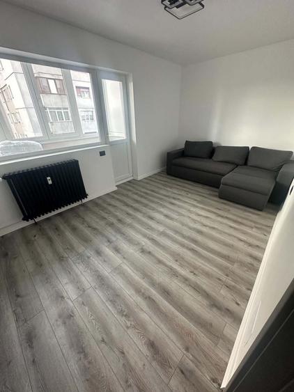 Apartament cu 3 camere decomandat în Exterior Vest