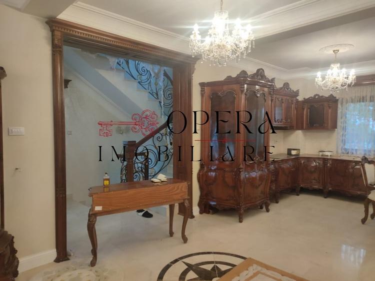 Casă individuală cu 8 camere cu Canalizare în Moara de Vânt