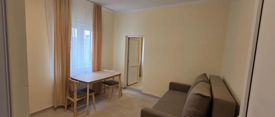 Apartament cu 3 camere semidecomandat în 15 Noiembrie