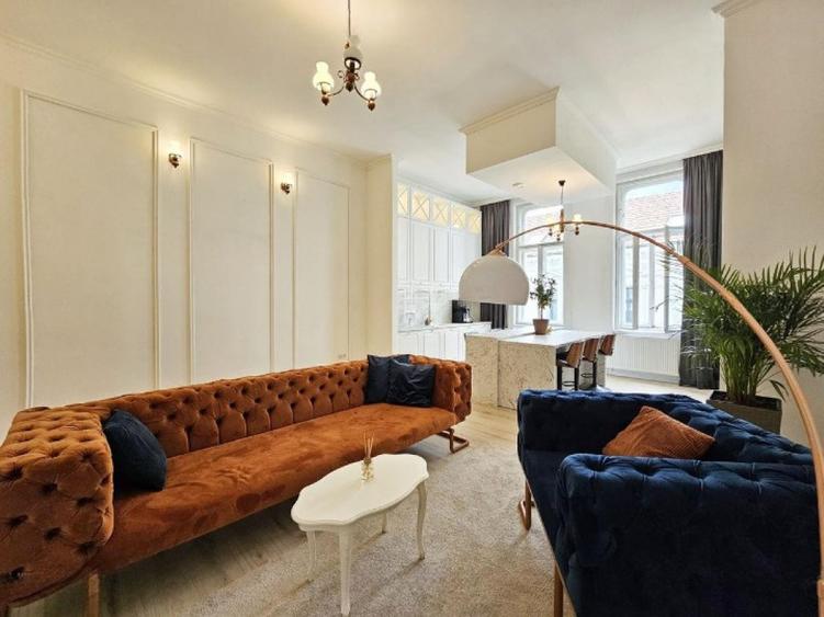 Apartament cu 3 camere semidecomandat în Central