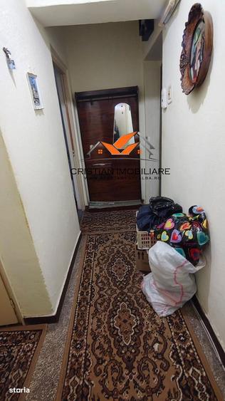 Apartament cu 3 camere semidecomandat în Cetate