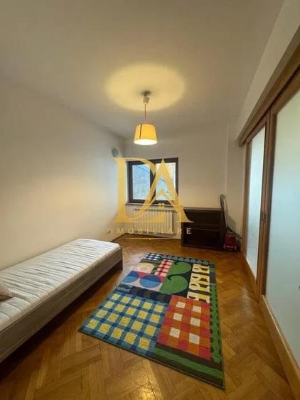 Apartament cu 3 camere decomandat în Victoriei