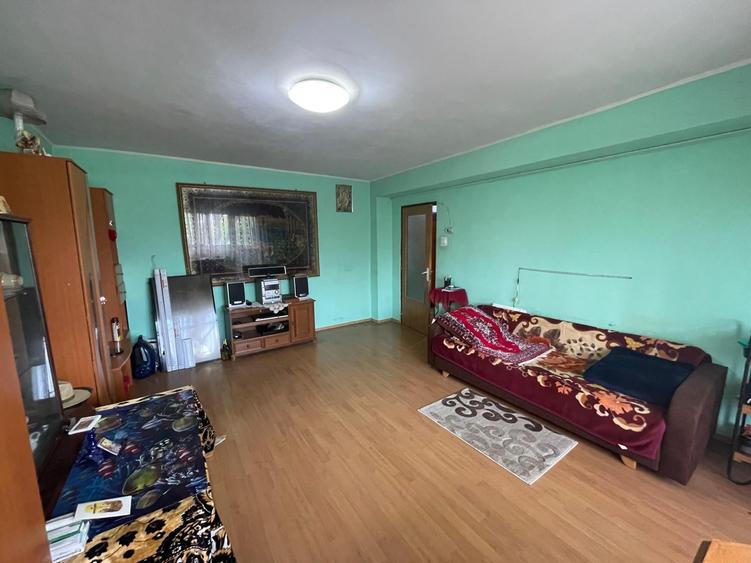Apartament cu 3 camere decomandat, mobilat în Păcii