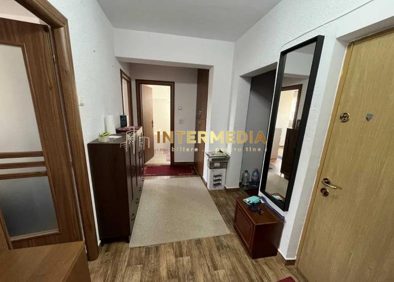 Apartament cu 3 camere decomandat, mobilat în Cetate