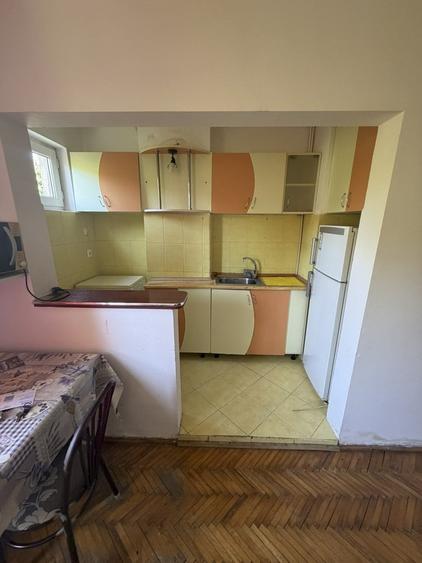 Apartament cu 3 camere semidecomandat, mobilat în Nufărul