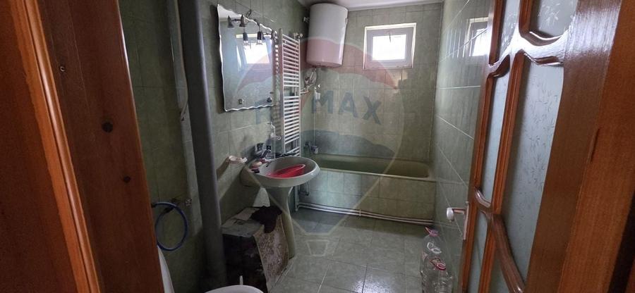 Casă individuală cu 5 camere cu Canalizare în Obor