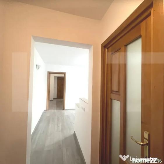 Apartament cu 3 camere semidecomandat în Central