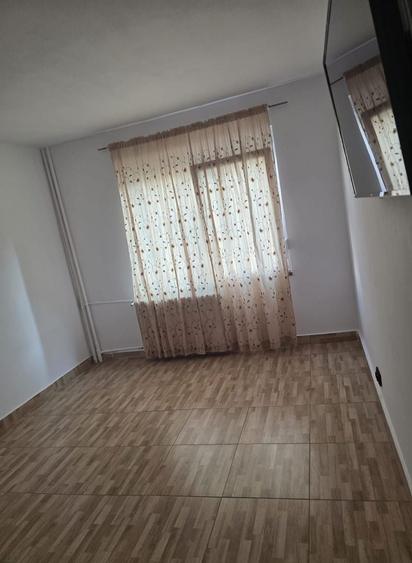 Apartament cu 3 camere semidecomandat în Sebastian