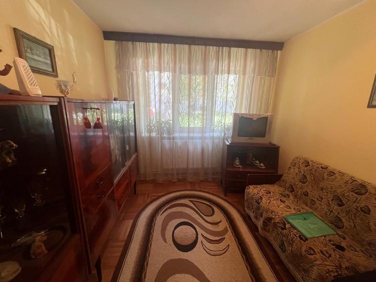 Apartament cu 3 camere semidecomandat în Micro 38