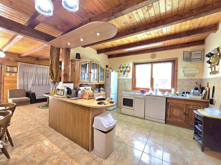 Casă individuală cu 6 camere cu Teren 1761 Mp în Izlaz