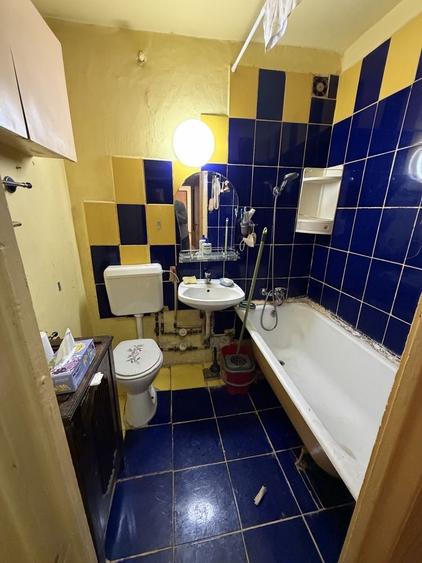 Apartament cu 3 camere semidecomandat în Berceni