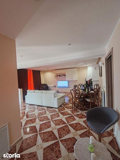 Casă cu 6 camere cu Teren 1000 Mp în Văleni