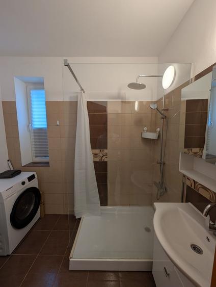 Apartament cu 3 camere semidecomandat în Calea Dumbrăvii