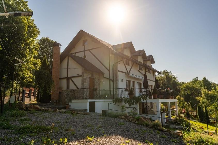 Casă individuală cu 5 camere cu Canalizare în Cacica
