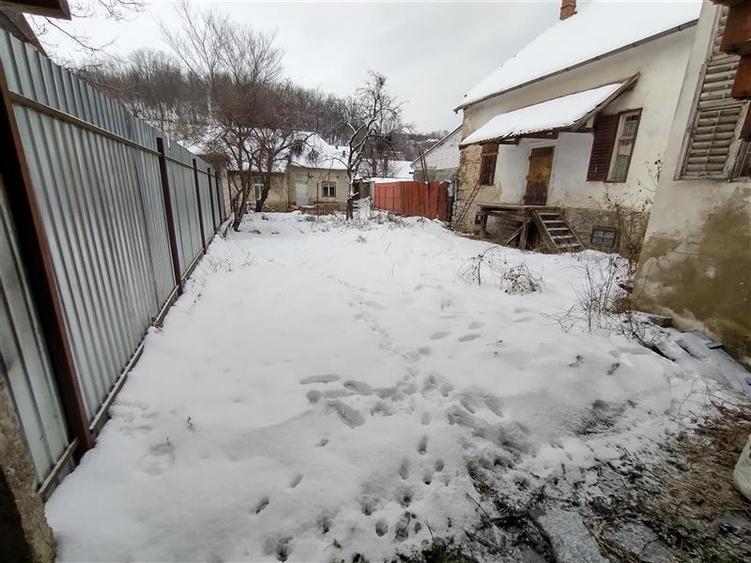 Casă individuală cu 8 camere cu Teren 784 Mp în Vest