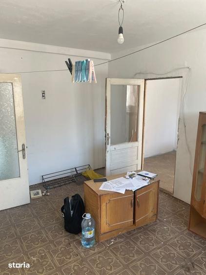 Apartament 2 camere, etaj 2/4 , fara imbunatatiri, zona Scoala 6 - 1