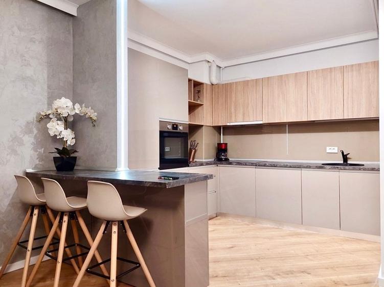 Apartament cu 3 camere decomandat în Central