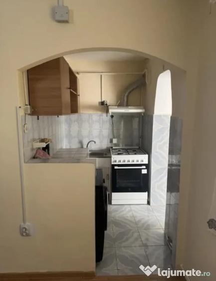 Apartament cu 2 camere semidecomandat, mobilat în Central
