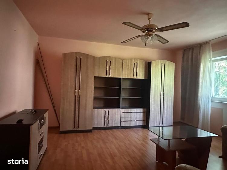Apartament cu 3 camere decomandat în Nufărul