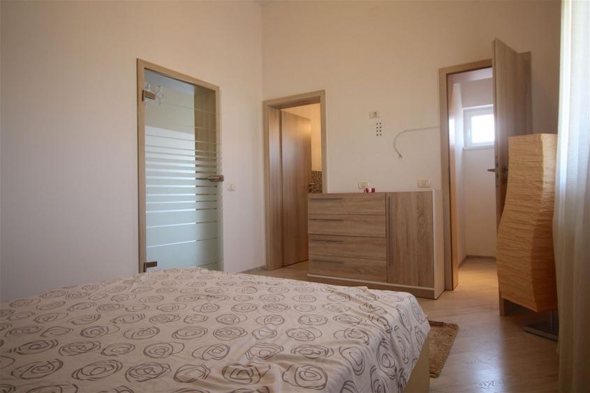 Apartament cu 5 camere decomandat în Aradului