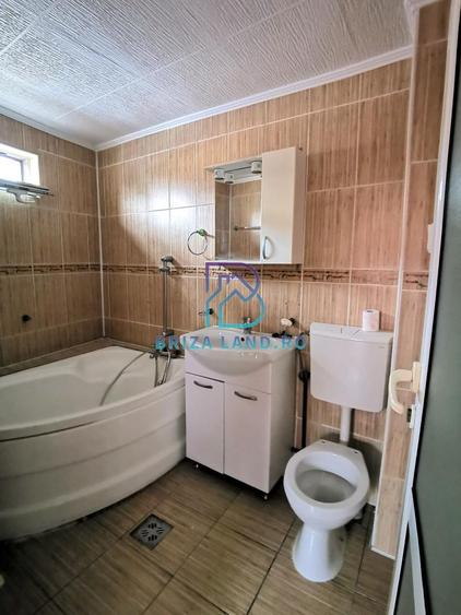 Casă individuală cu 9 camere cu Canalizare în Chitila