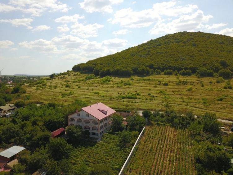 Casă individuală cu 18 camere cu Teren 2000 Mp în Est