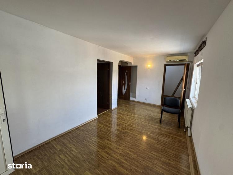 Casă cu 7 camere cu Teren 268 Mp în Regie