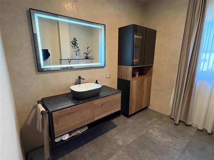 Duplex cu 4 camere cu Canalizare în Iris