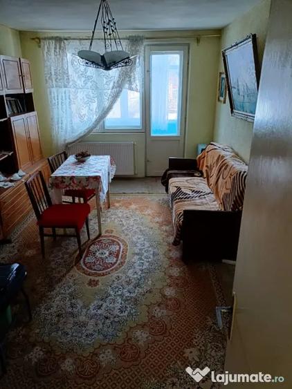 Apartament cu 3 camere semidecomandat, mobilat în Central