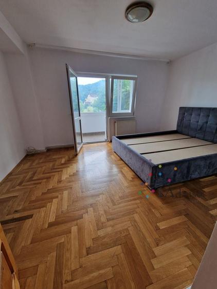 Apartament cu 4 camere decomandat în Noua
