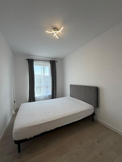 Apartament cu 3 camere semidecomandat, mobilat în Est