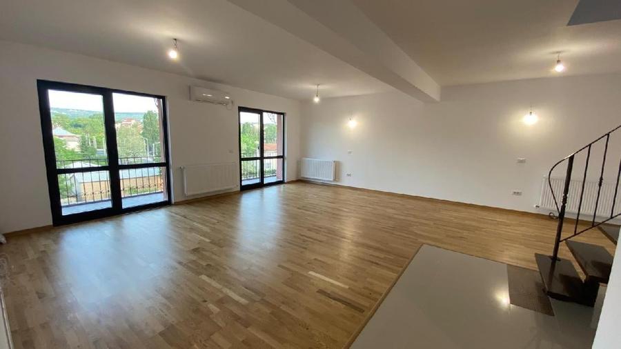 Apartament cu 3 camere decomandat în Bucium