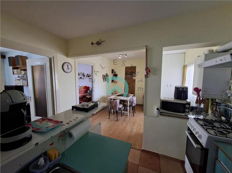 Apartament cu 3 camere semidecomandat în Tractorul